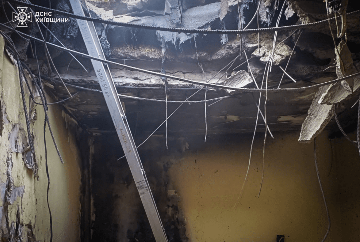 Внаслідок ранкової атаки на Київщині загорілась двоповерхова будівля