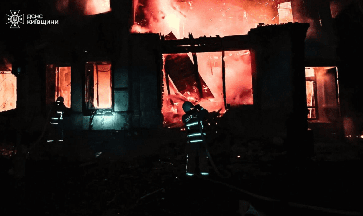У Бучі внаслідок нічної атаки загорілась будівля санаторію, є постраждалий