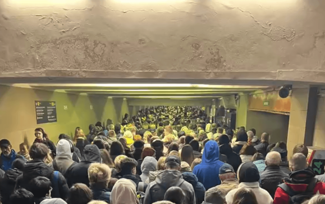 Після тривалої тривоги рух метро відновили: на станціях – великі натовпи людей