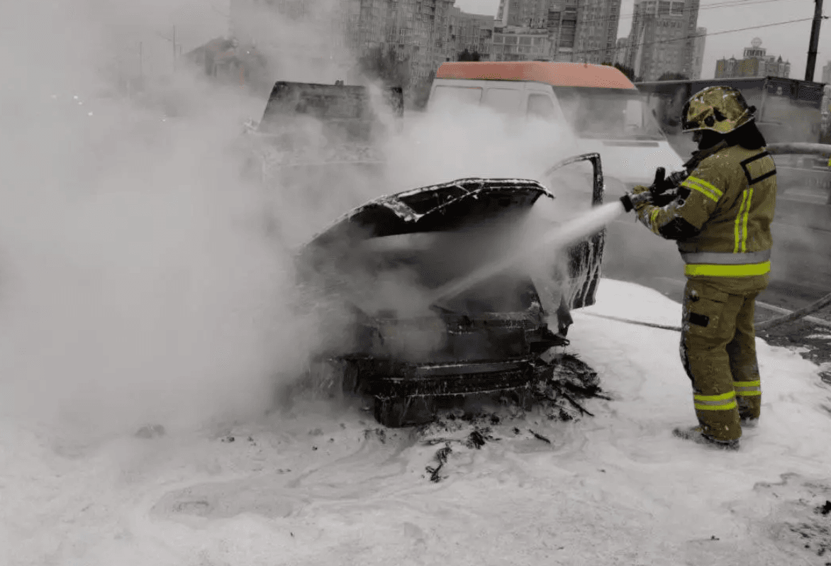На Північному мосту на ходу загорілась автівка
