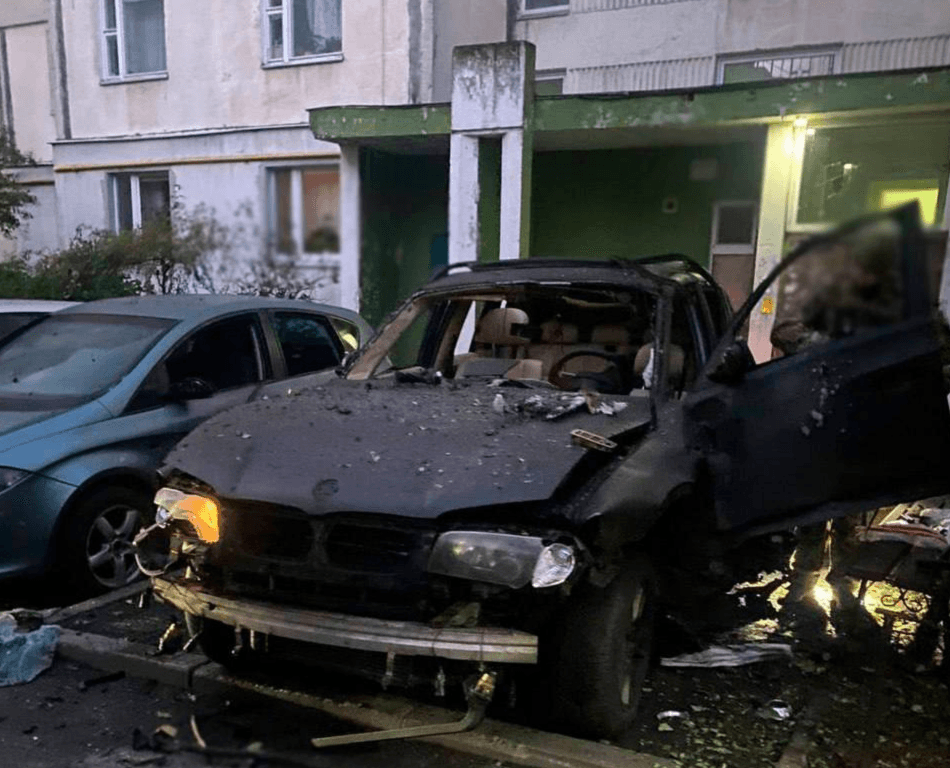У дворі багатоповерхівки у Києві підірвали автівку