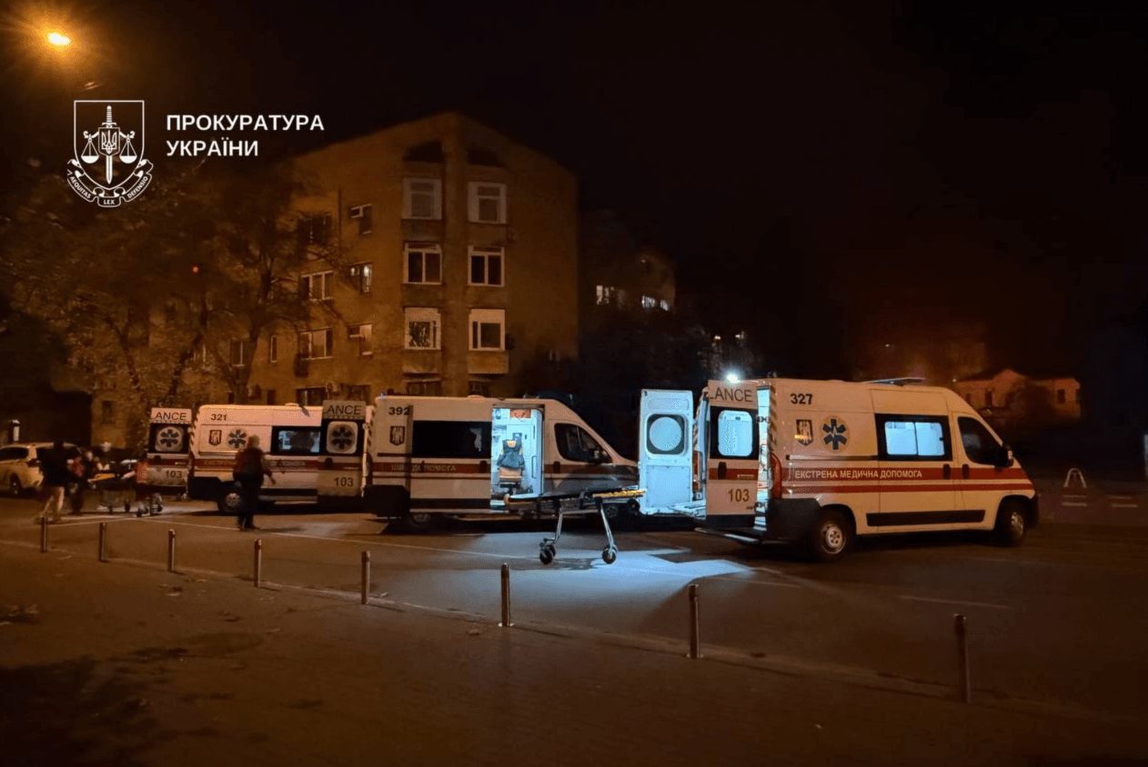 Редакція «Гордона» залишилася без вікон після нічного обстрілу Подолу