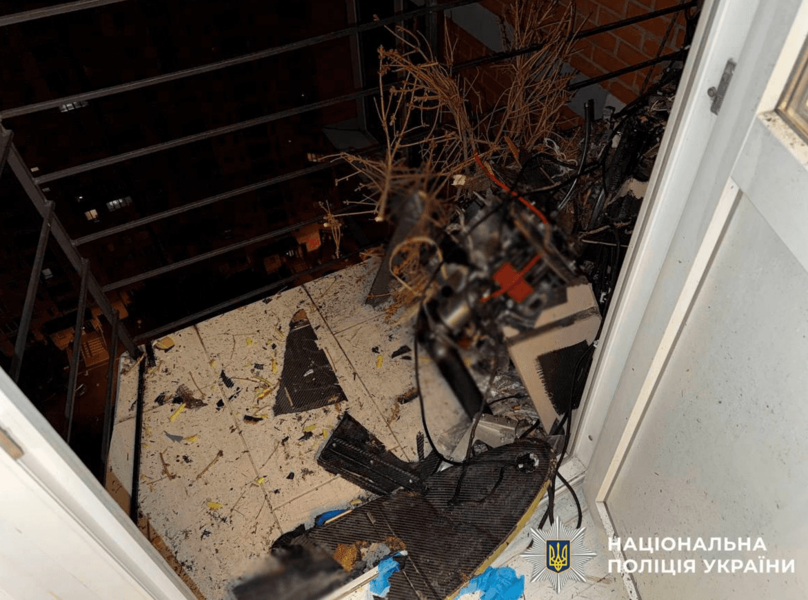 Безпілотники залетіли у квартири двох столичних будинків та не вибухнули