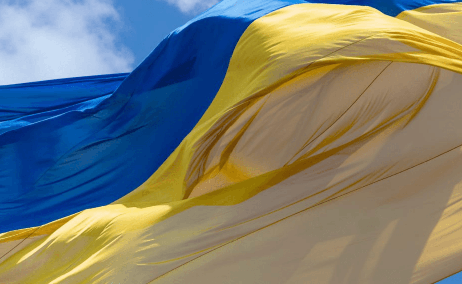 У Києві приспустили головний прапор України
