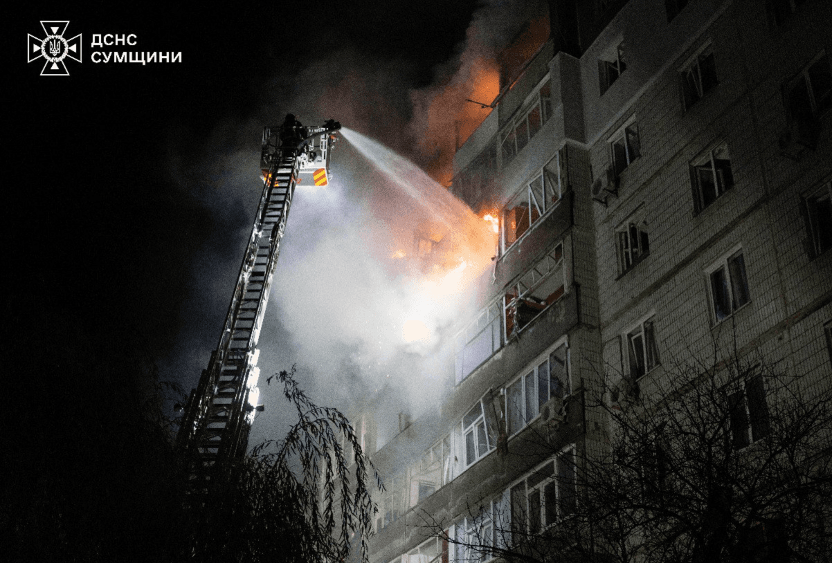 Атака на Суми: пошкоджені дев’ятиповерхівка та залізнична інфраструктура, є постраждалі