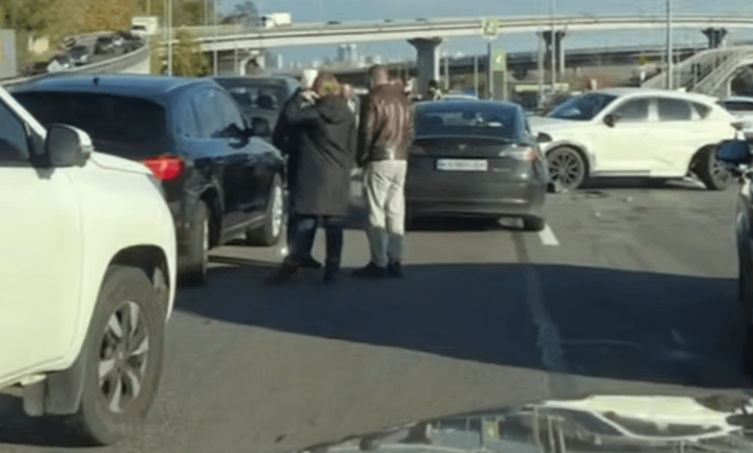 У Києві через ДТП «стоїть» Наддніпрянське шосе