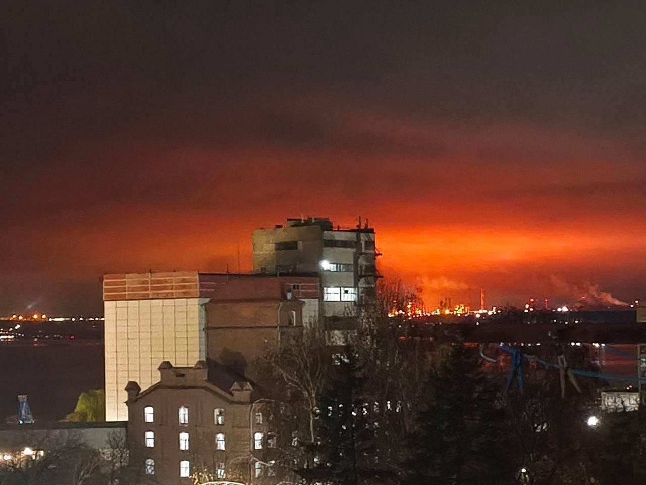 Саратовський НПЗ і нафтовий термінал у Феодосії палають після нових ударів ЗСУ