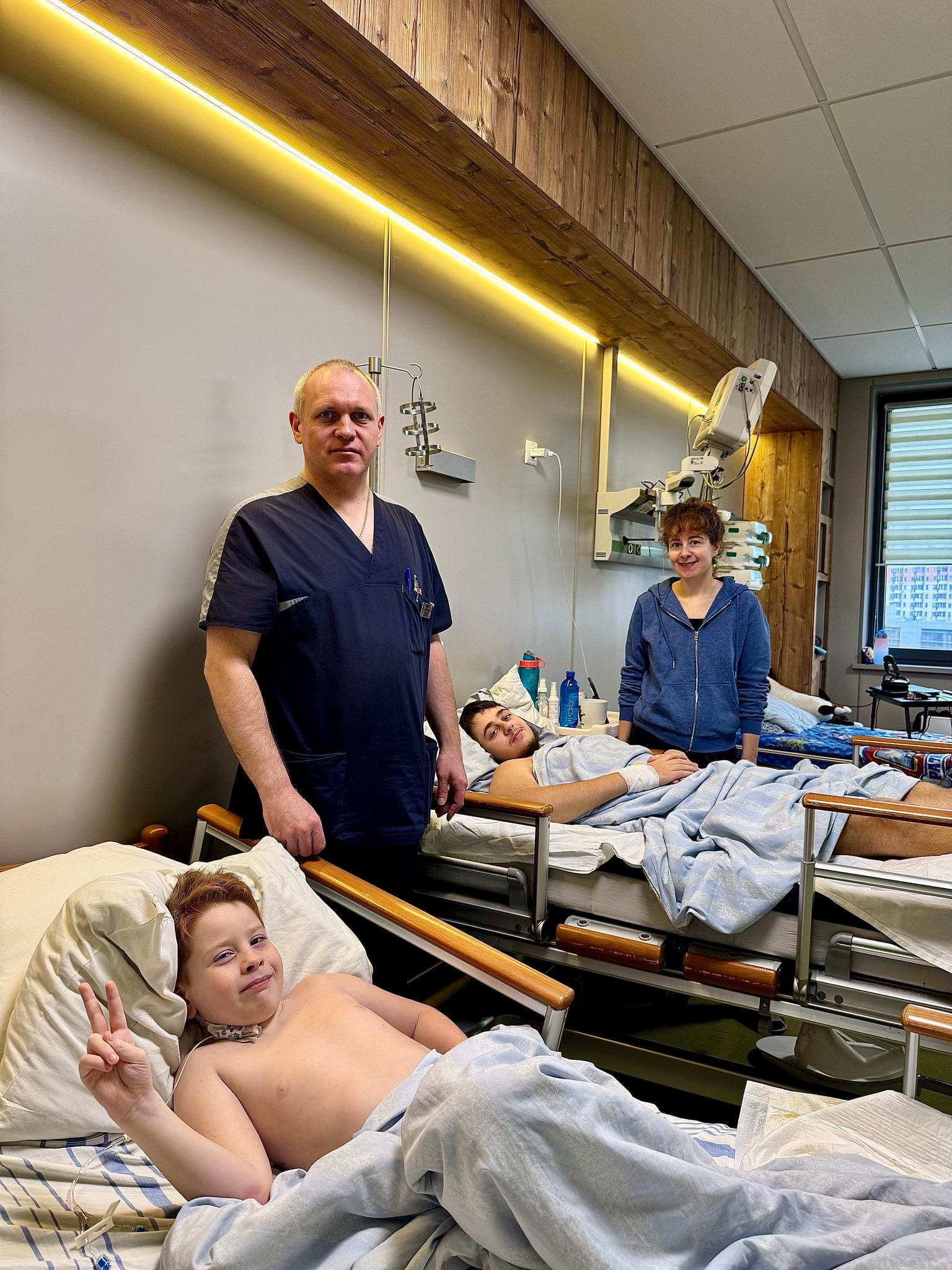 Медики «Охматдиту» врятували двох братів із Херсона, які потрапили під танковий обстріл