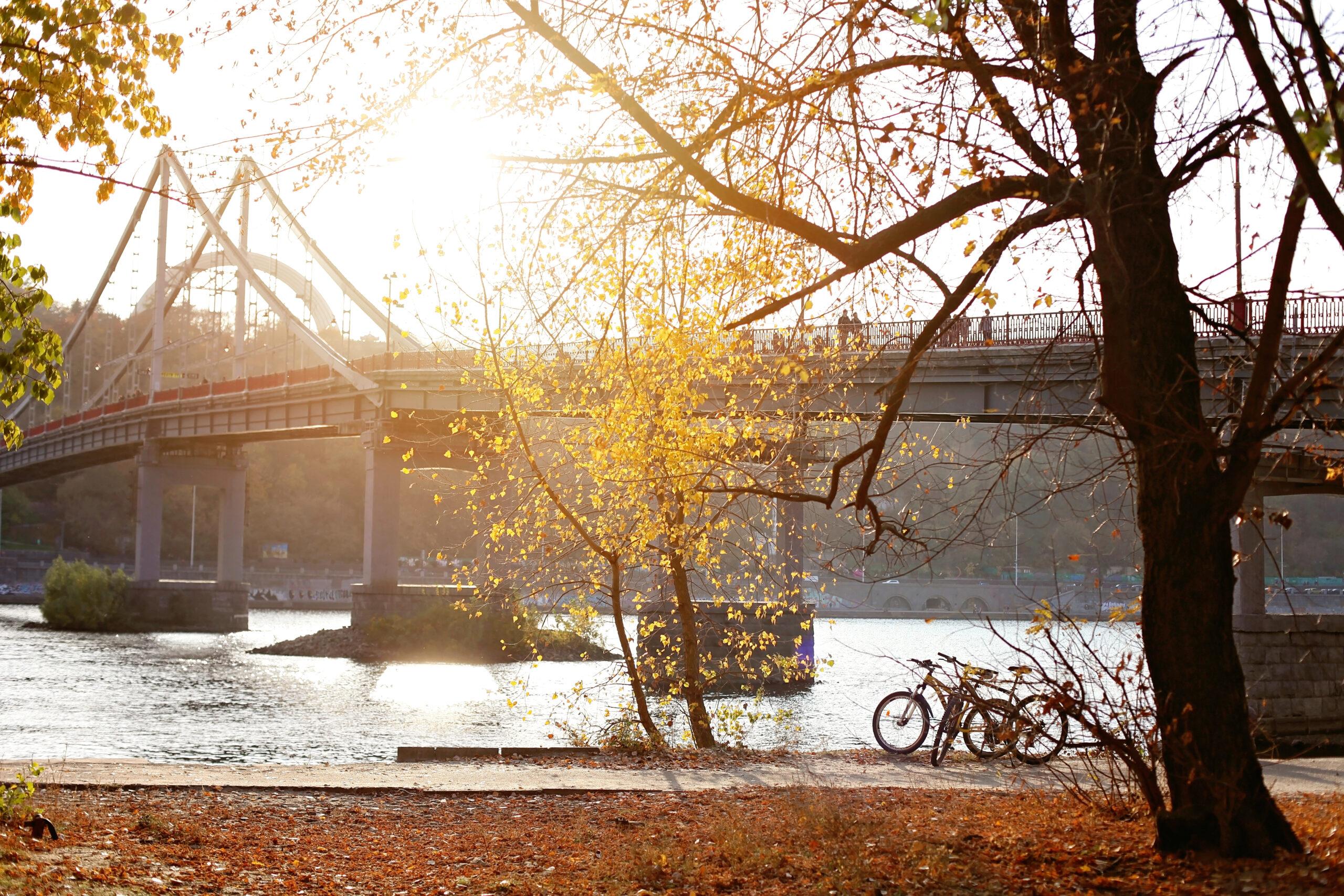 Листопад прощатиметься теплом: якої погоди чекати у Києві завтра