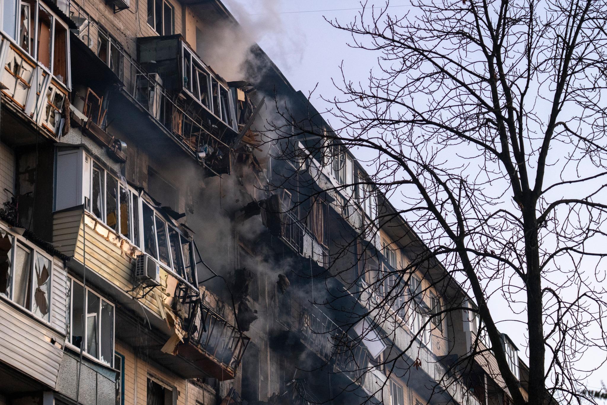 “Спочатку був гул, а потім усе вибухнуло” – 10-річний київський школяр про влучання дрона у його будинок