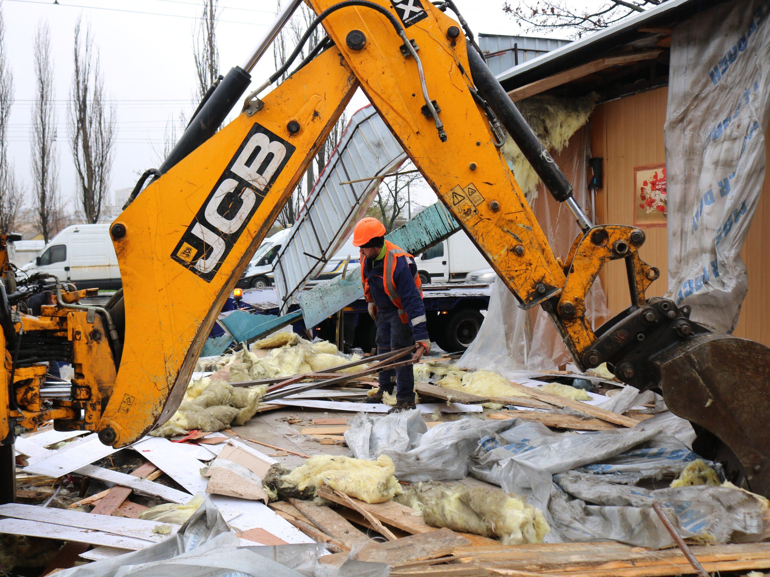 На проспекті Свободи після рішення суду відновили демонтаж 40 кіосків