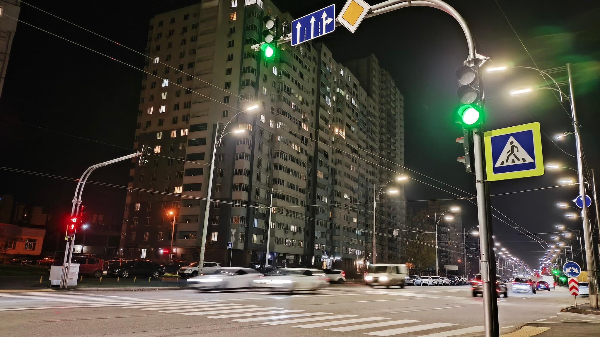 У Деснянському районі  запрацював новий безбар’єрний світлофор