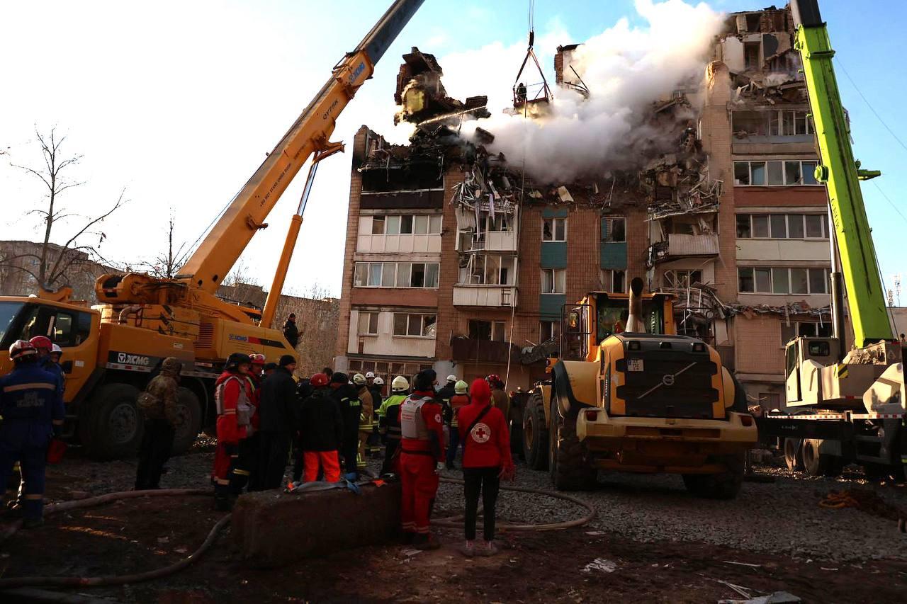 Справжнє диво: рятувальники розповіли подробиці порятунку хлопця з-під завалів у Тернополі