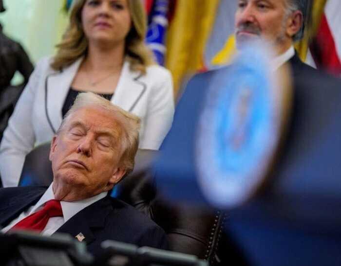 Трамп заснув під час заходу в Овальному кабінеті