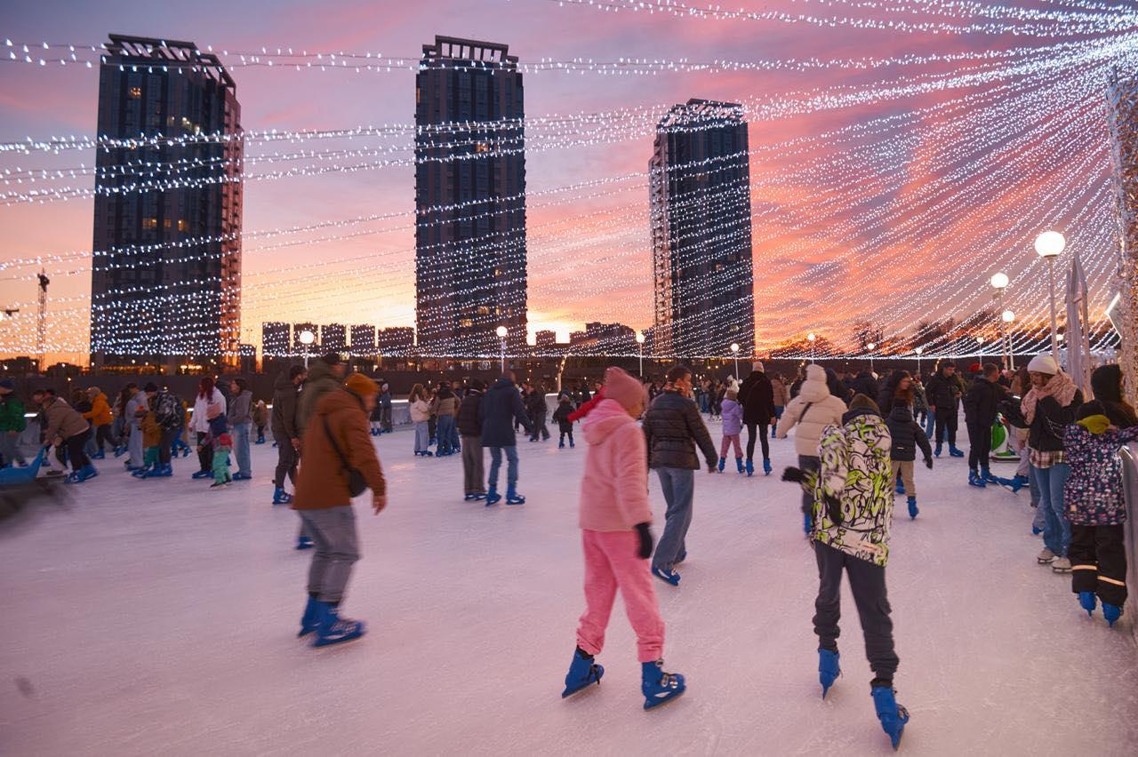 Атмосферний відпочинок під зорями: у Києві запрацювала «Кришталева ковзанка»