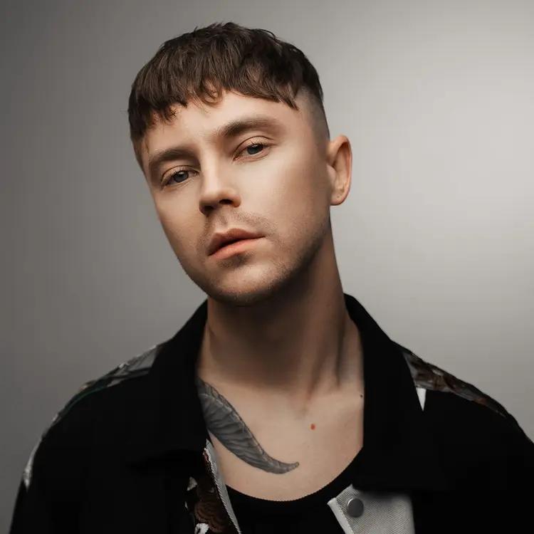 Артем Пивоваров затримав концерт у Києві заради фанатів із Харкова, які запізнювались через обстріл