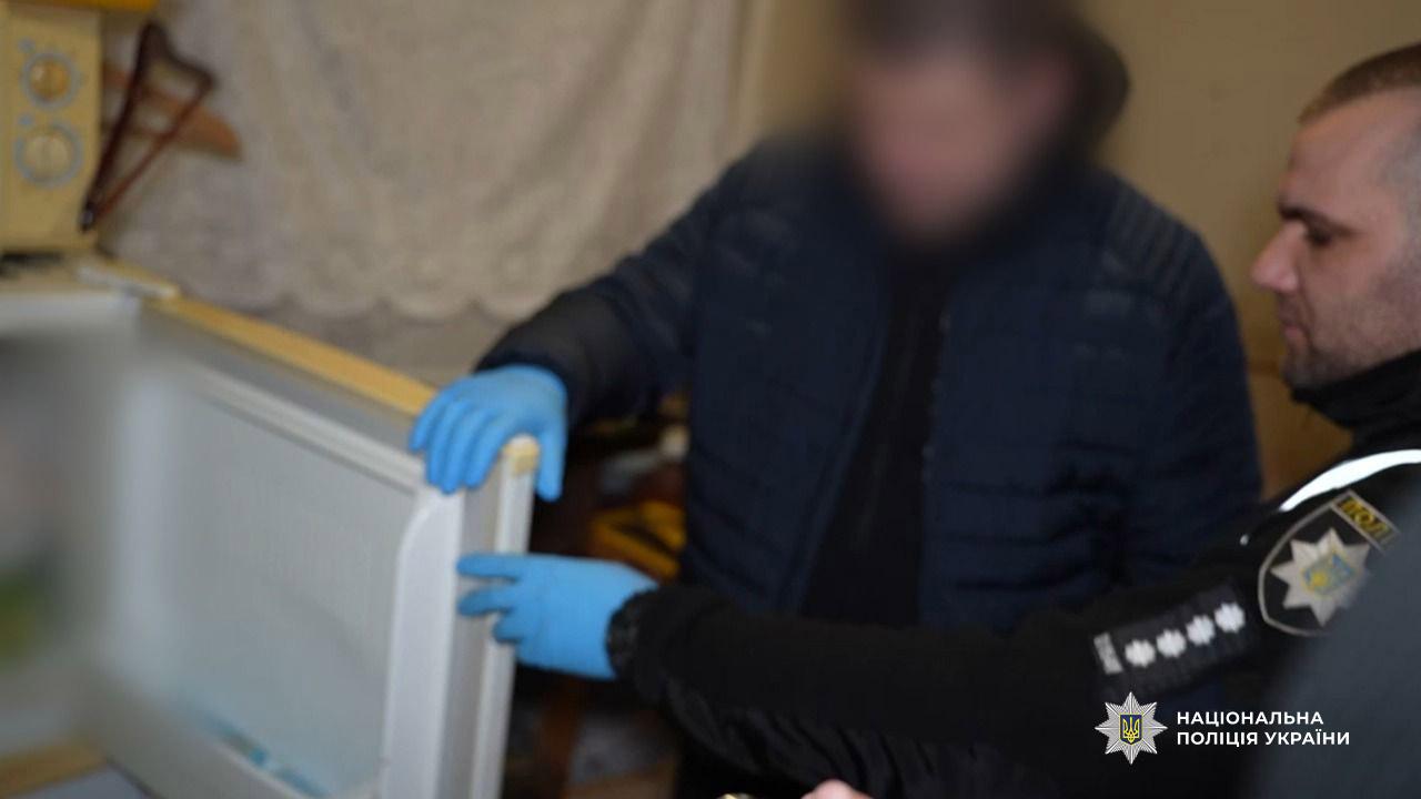 В Одесі пара залишила дитину без допомоги, а після смерті сховала тіло в морозильнику