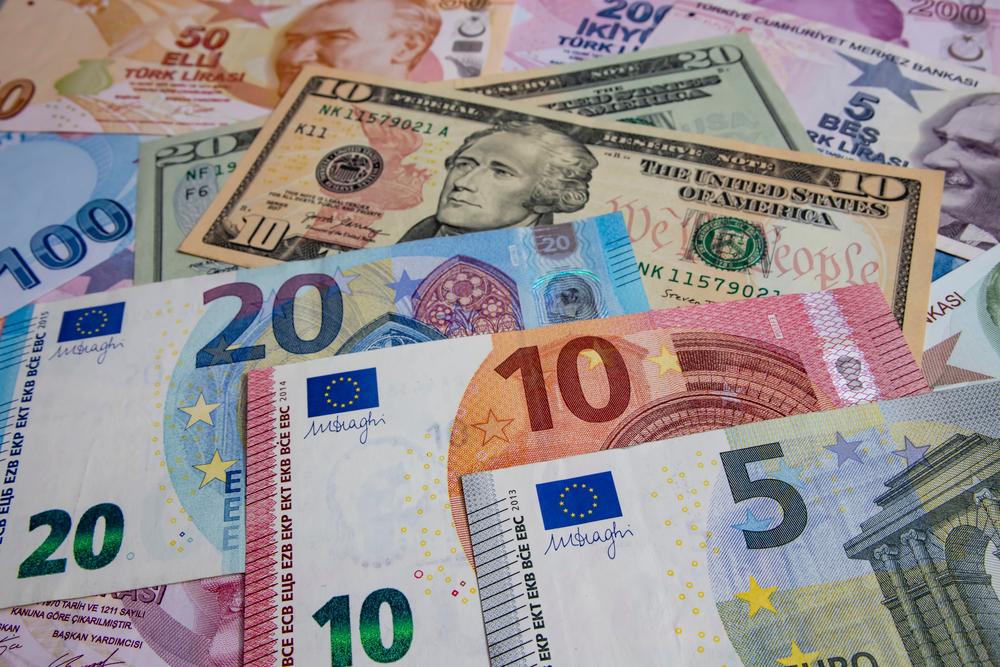 Валюта виросла в ціні: де зараз вигідно обміняти долари та євро