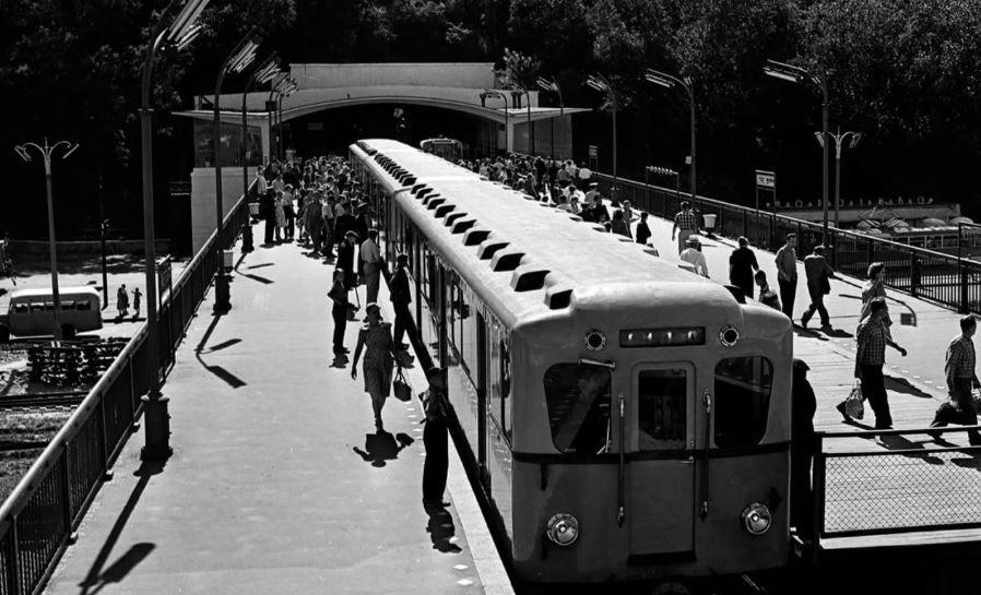 Вхід за паперовими квитками, в поїзді 3 вагони: як 65 років тому запрацювало київське метро