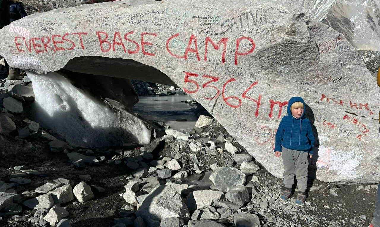 Український 3-річний хлопчик самостійно піднявся на Еверест та побив світовий рекорд