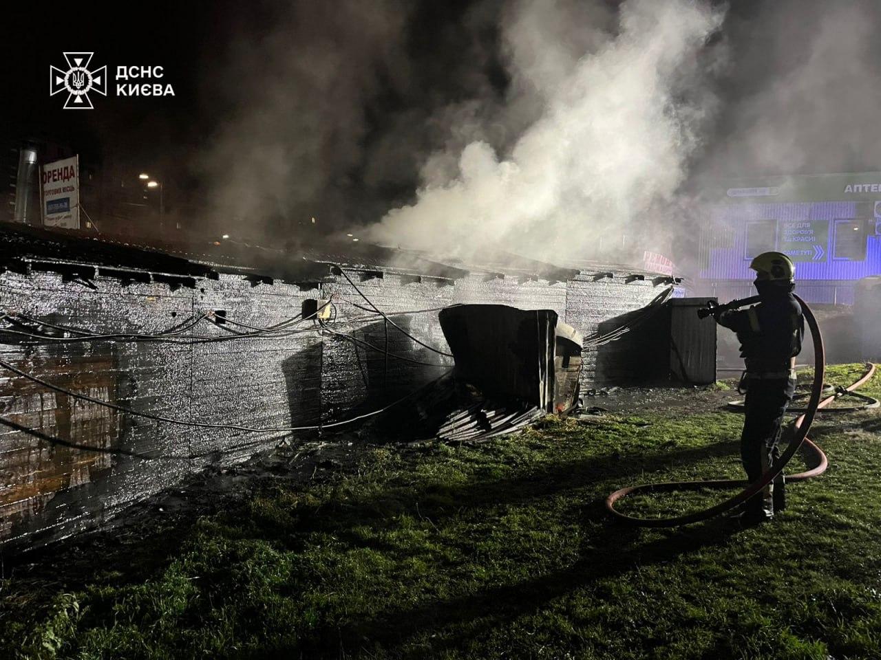 У Києві вночі горіли кіоски на проспекті Червоної Калини — ДСНС