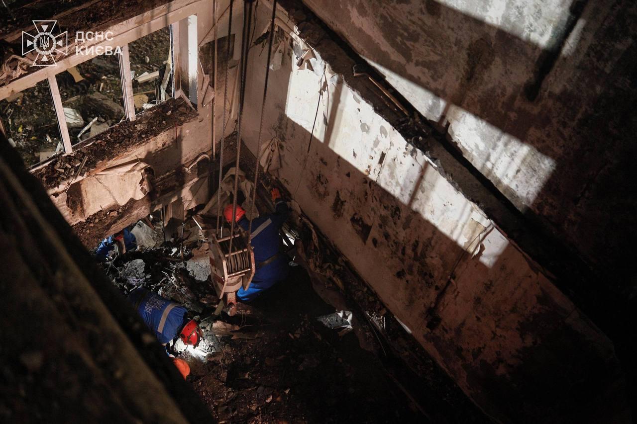 У Деснянському районі тривають пошукові роботи у зруйнованій 9-поверхівці