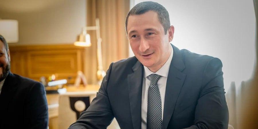 НАБУ та САП вручили ексміністру Чернишову клопотання про арешт у справі про відмивання коштів