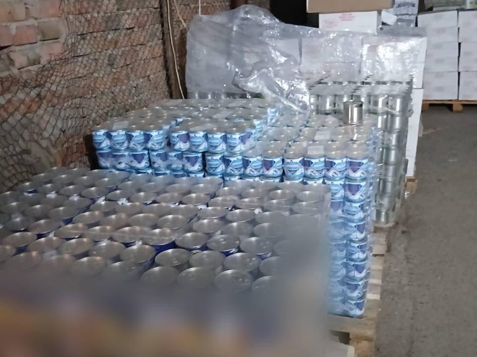 У передмісті Києва ділки  виготовляли фейкові консерви та вівсянку на мільйони гривень