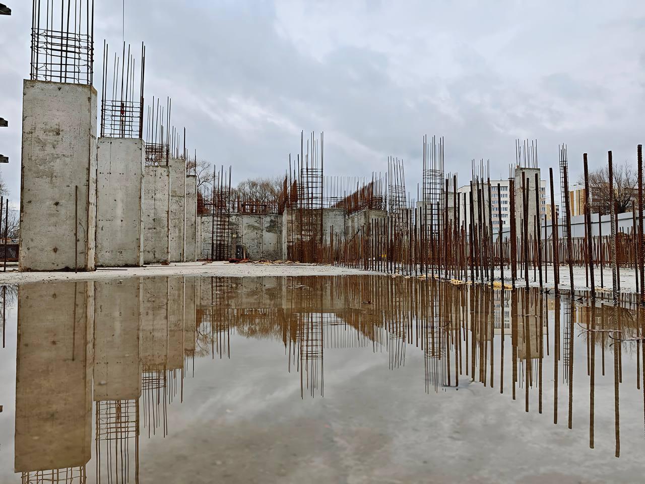 У Бородянці замість зруйнованого у 2022 році будинку зводять новий з  укриттям