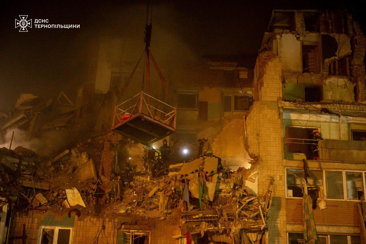 У Тернополі рятувальники дістали з-під завалів будинку тіло жінки