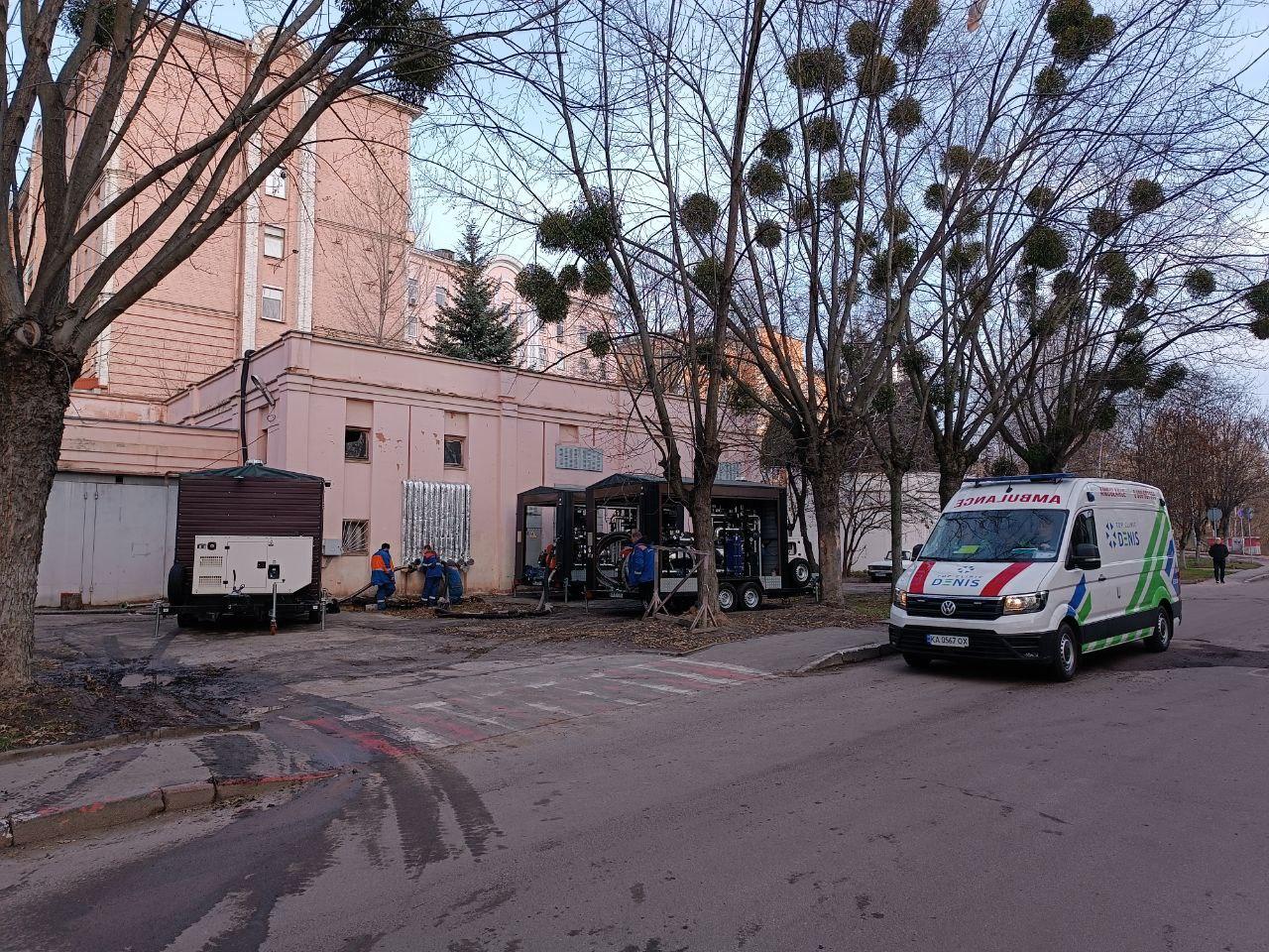 Київтеплоенерго розгорнуло мобільні котельні для 6 лікарень на час ліквідації наслідків обстрілів