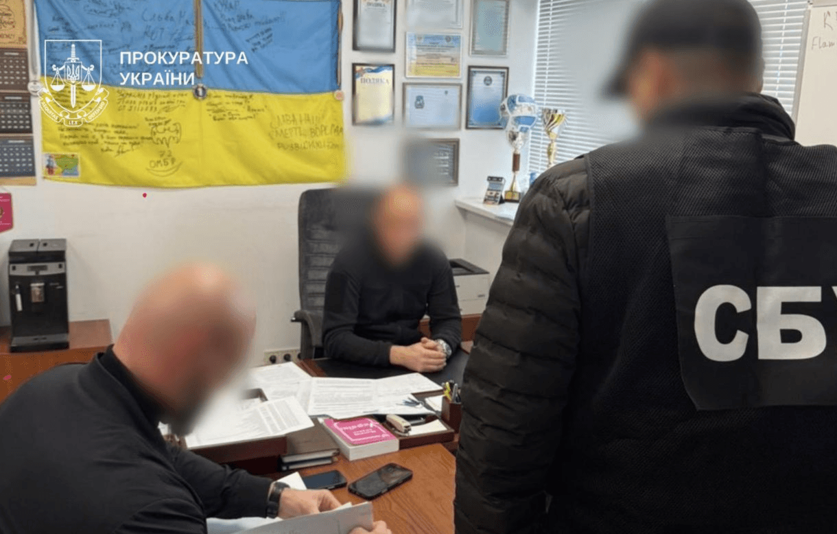 Затримані двоє столичних митників, які за хабарі оформлювали автівки з США