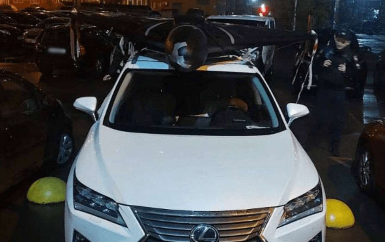 Поліція вилучила «шахед», який киянин возив на даху своєї автівки