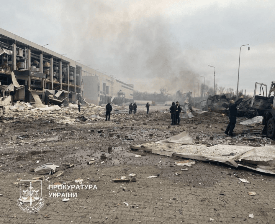 У Києві внаслідок атаки зруйнований логістичний центр торгової мережі та постраждав вокзал