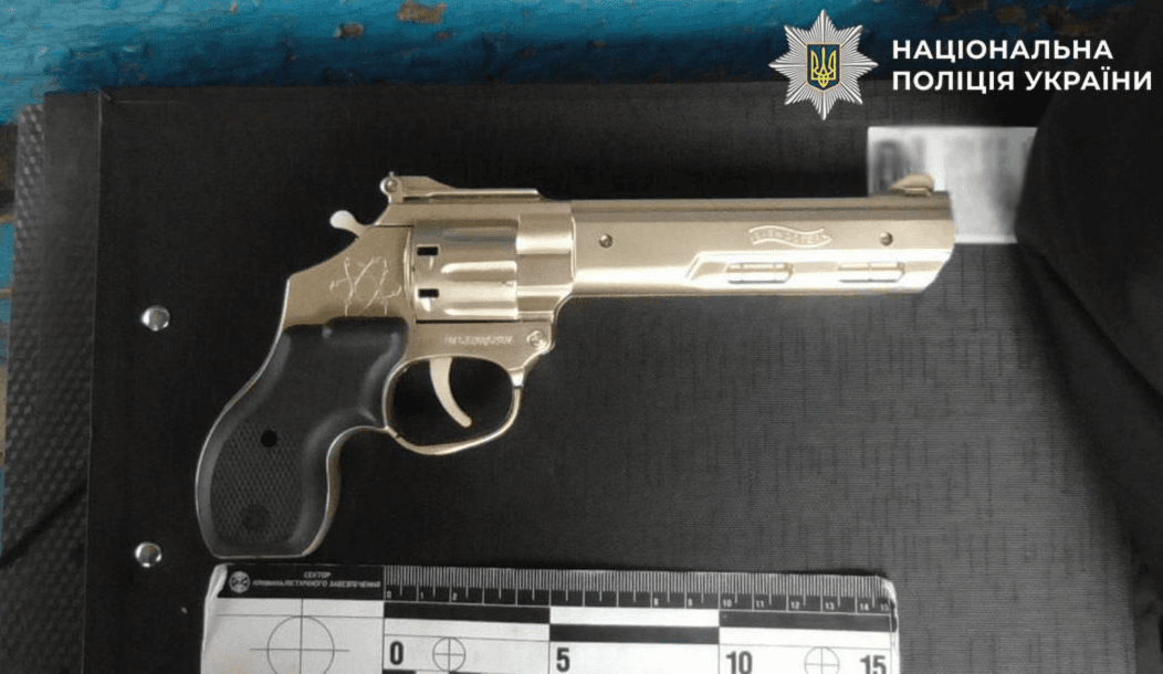 На Дарниці молодик пригрозив дівчині іграшковим пістолетом та змусив її віддати всі гроші