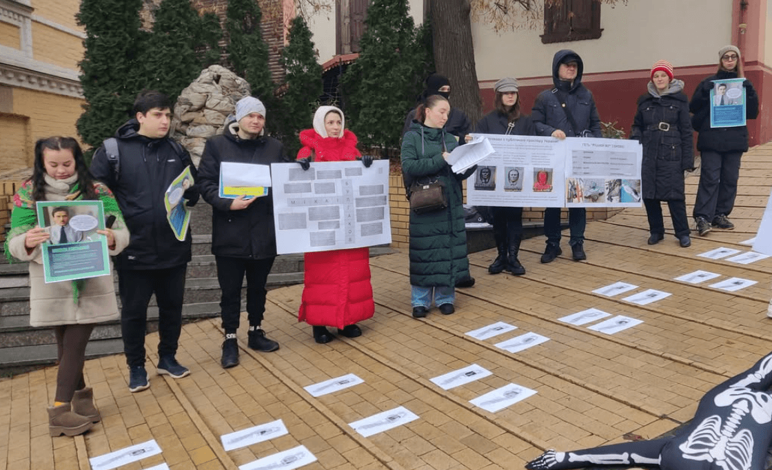 У Києві провели акцію з вимогою демонтувати пам’ятник Булгакову та перейменувати музей