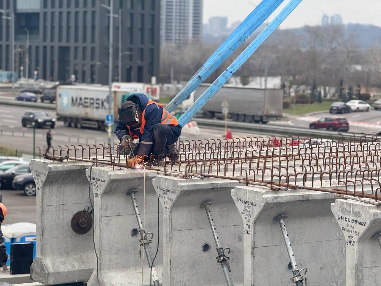 На шляхопроводі біля метро «Осокорки» змонтували усі прогонові балки і звели нові опори