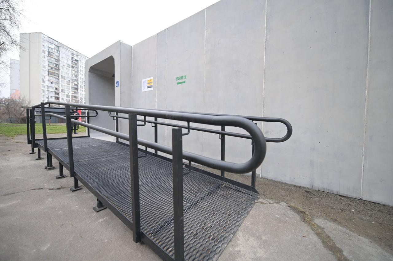 У Києві встановили перше мобільне укриття