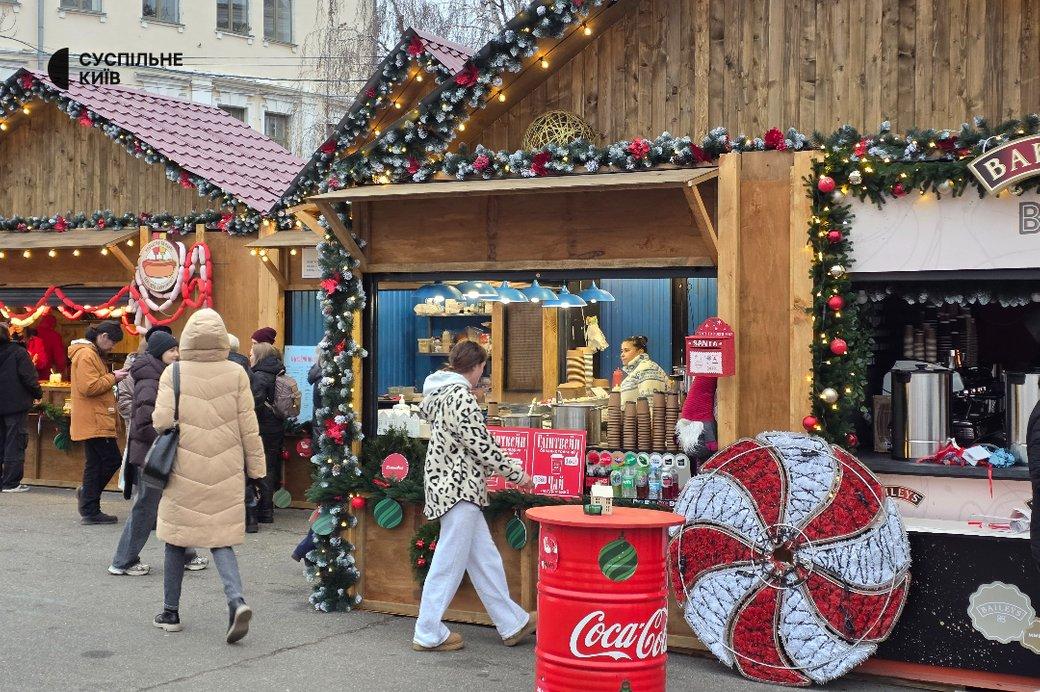На Подолі вперше з початку повномасштабної війни відкрили різдвяне містечко