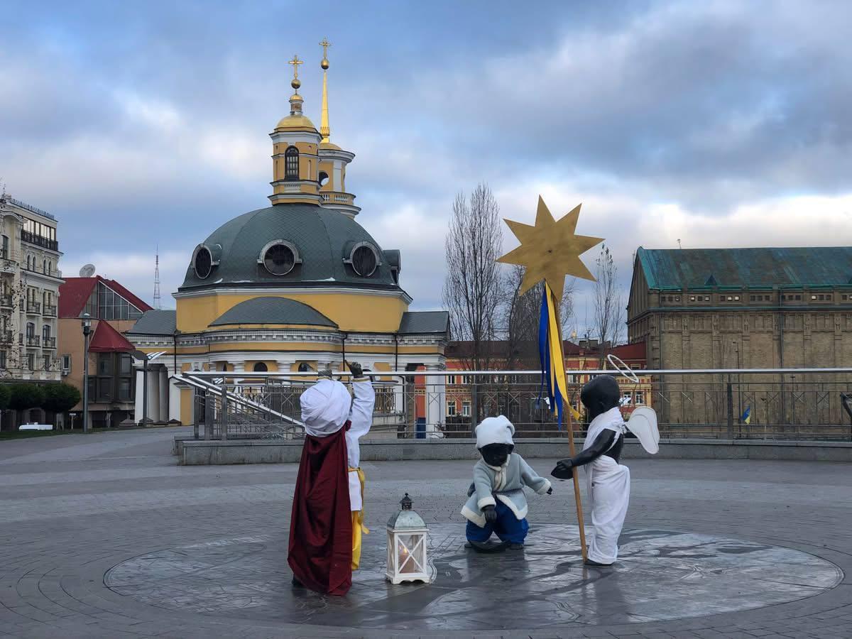 Малюки-засновники Києва на Поштовій площі приміряли нові вбрання на честь свят