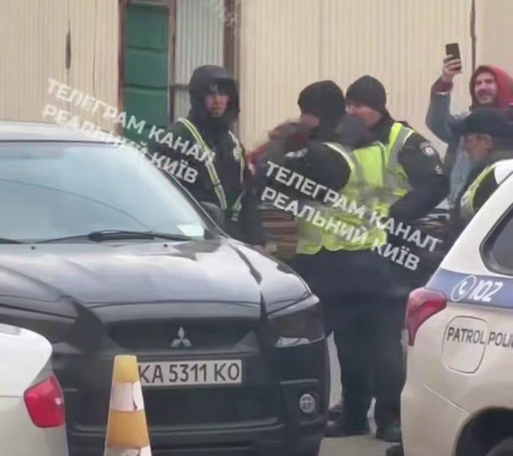 Столичні поліцейські розбили вогнегасником вікно машини, щоб дістати порушника