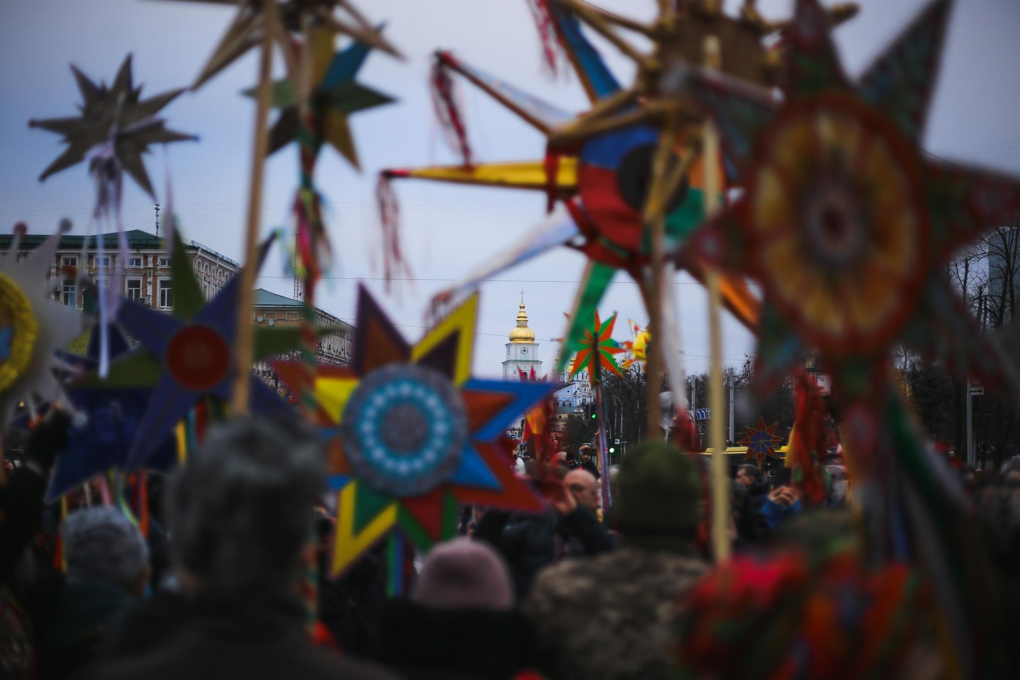 Києвом пройшла різдвяна хода із зірками і колядками