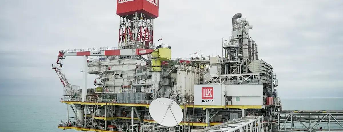 Українські дрони вперше зупинили роботу російської нафтової платформи у Каспії