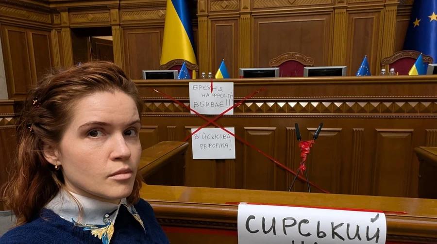 У Верховній Раді влаштували штурханину під час виконання Державного Гімну