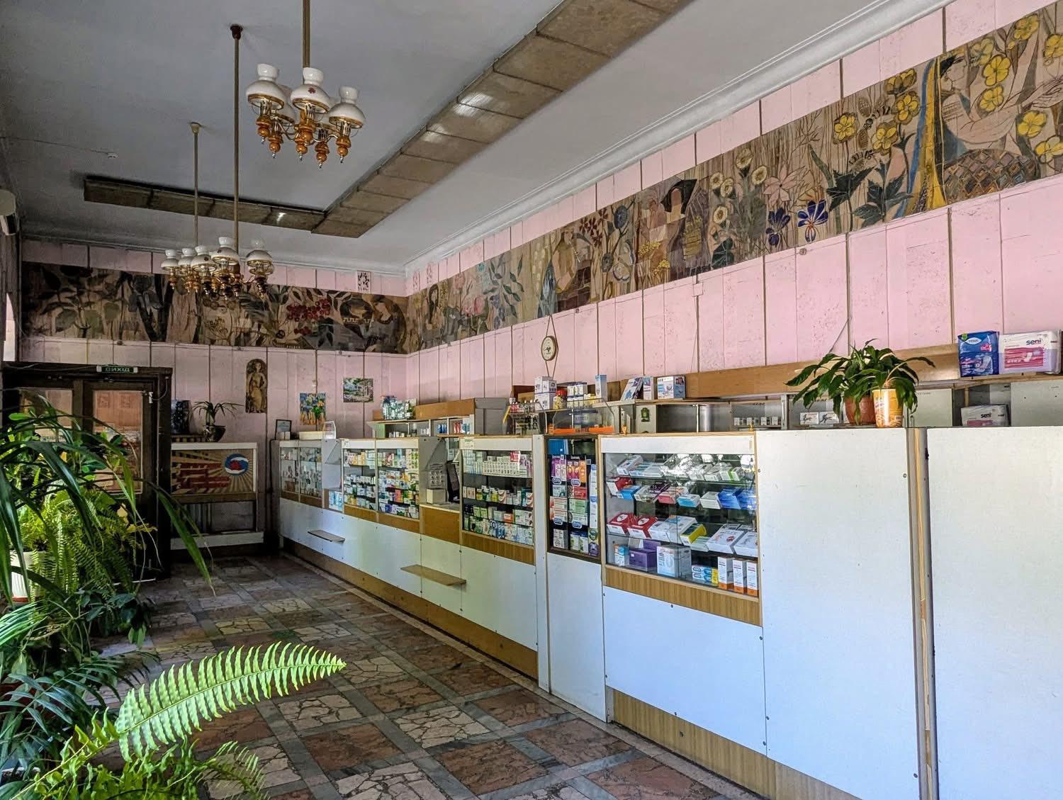 Керамічний фриз і панно, які прикрашають аптеку на Нивках, можуть отримати охоронний статус