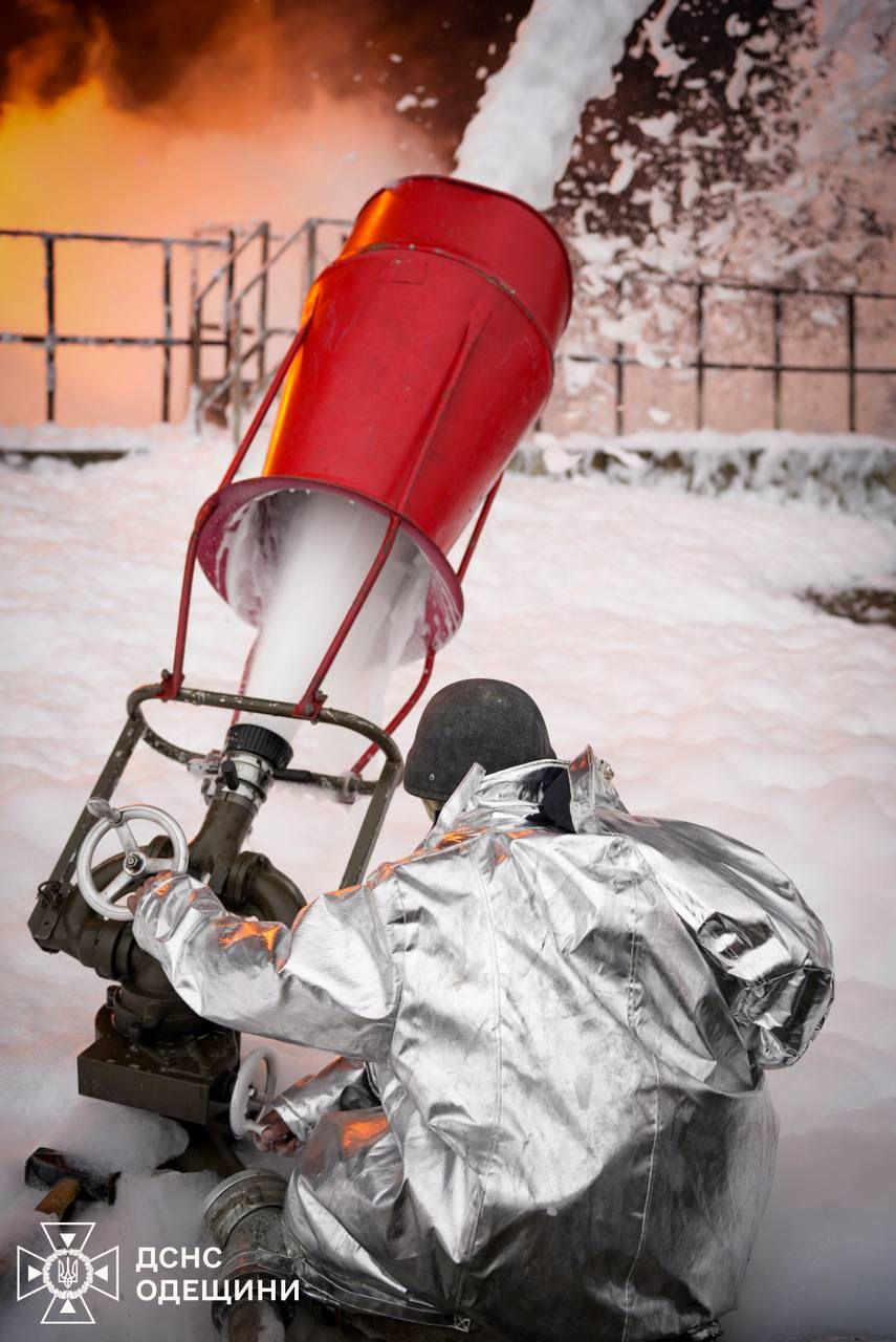 Рятувальники під обстрілами кілька днів гасили пожежу на підприємстві на Одещині