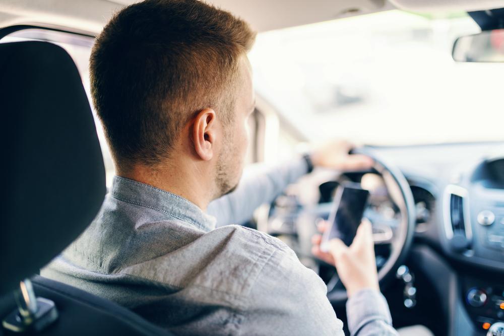 Водіїв просять не відволікатися на телефон за кермом: які штрафи «світять» порушникам