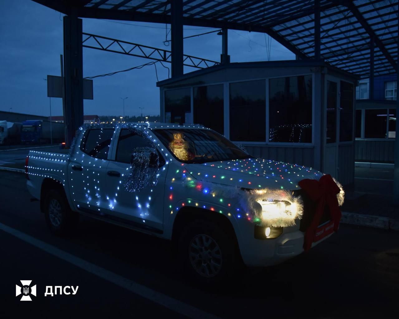 Святий Миколай уже в Україні, пройшов митний контроль (фото)