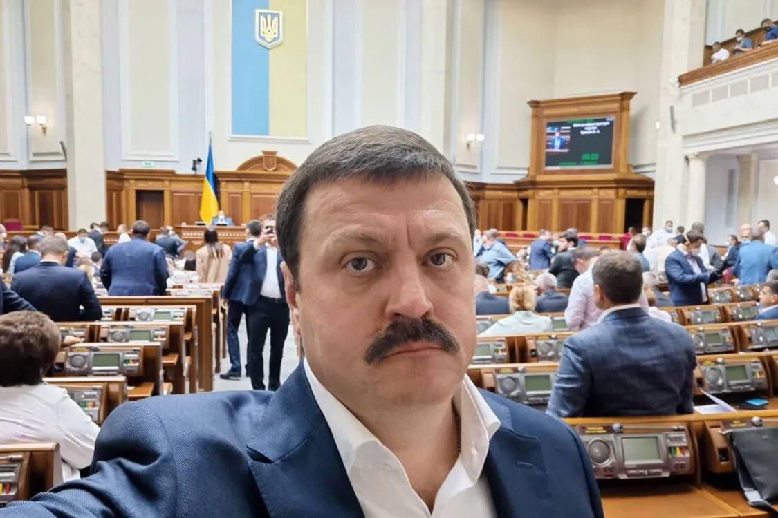 Колишньому нардепу Андрію Деркачу, якого в Україні підозрюють у держзраді, присвоїли звання «героя росії»