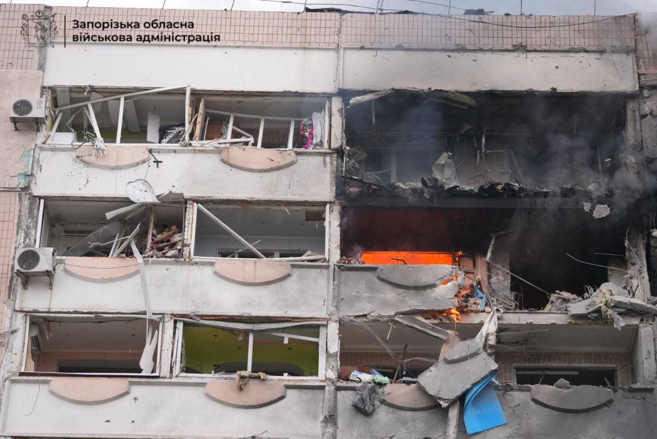 РФ завдала удару по Запоріжжю: влучання у житловий будинок та інфраструктуру, десятки поранених